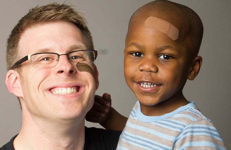 TOBY MEISENHEIMER E O FILHO KAI (FOTO: DIVULGAÃ‡ÃƒO)