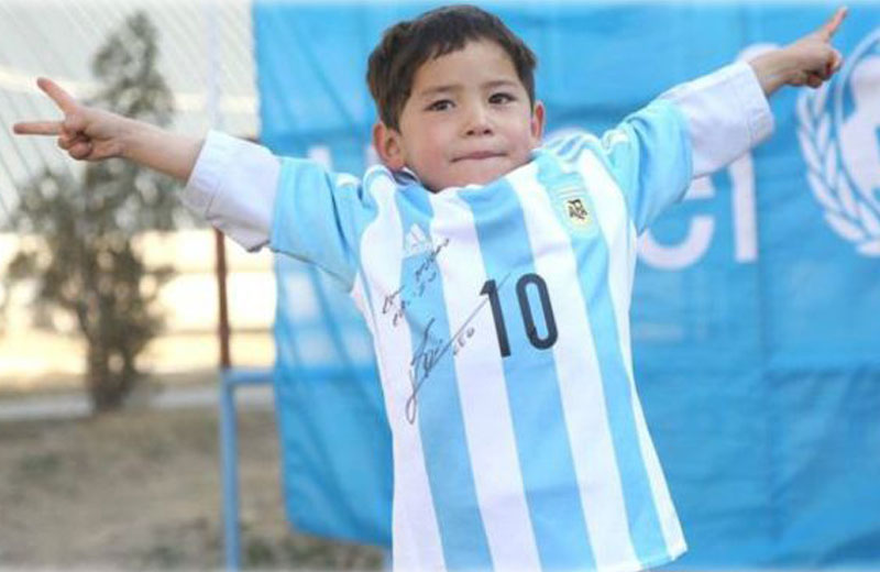 menino-camisa-messi-close-1