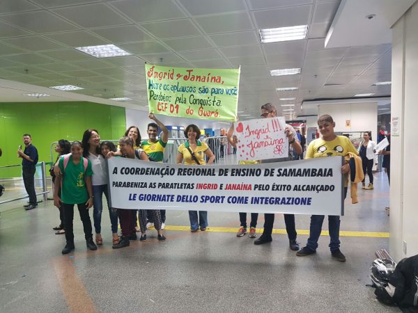 Janaína e Ingrid recebidas no Aeroporto - Foto: Coord. Reg. Ensino de Samambaia