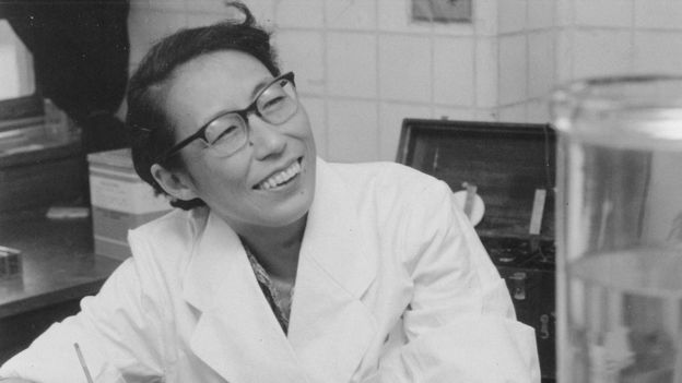 Utako Okamoto no seu laboratório em 1961 - Foto: arquivo familiar