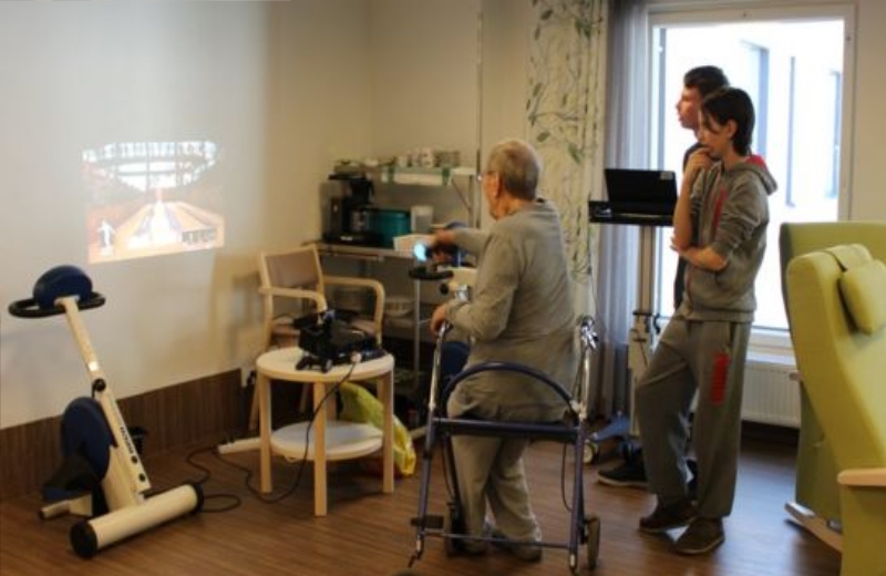 Adolescentes também ensinam jogos virtuais para idosos Foto: Divulgação