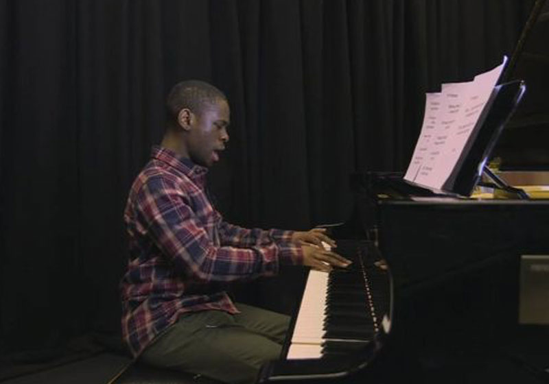 Resultado de imagem para foto de adolescente negro tocando piano