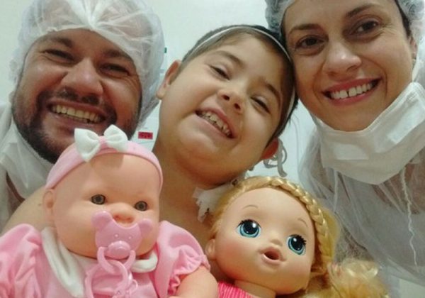 Júlia com os pais - Foto: Arquivo pessoal / Adriana Abrame