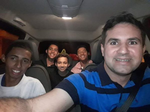 Uanderson e os filhos - Foto : divulgação autorizada para o SnB