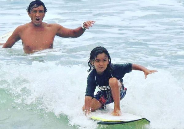 Heitor, de 5 anos, já surfa nas praias de Guarujá, SP Foto: Arquivo Pessoal