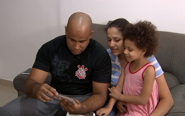 Kleiton e a família recebem o celular - Foto: reprodução / TV Anhanguera