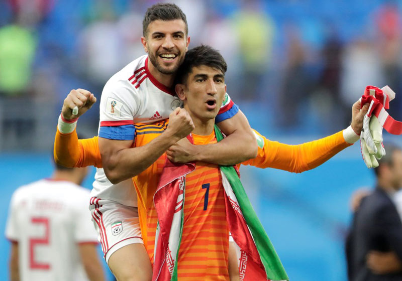 Alireza Beiranvand comemora a vitória do Irã - Foto: REUTERS/Michael Dalder