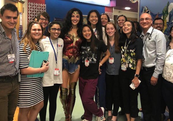 Gal Gadot com equipe do hospital - Foto: Lucas Collazo/Twitter