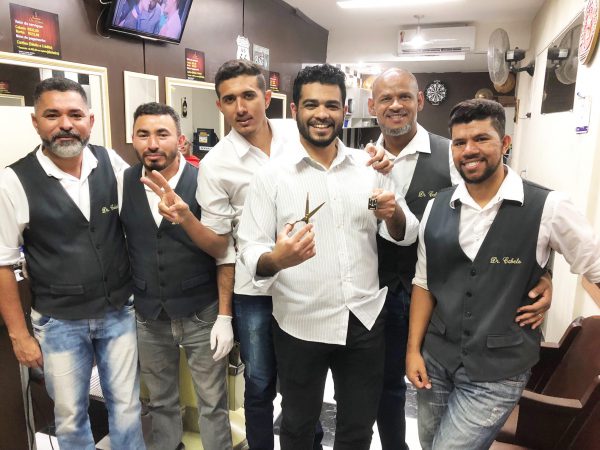 Eliel com os colegas da barbearia - Foto: SNB