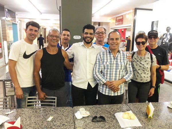 Elie com alguns dos antigos clientes - Foto: SNB