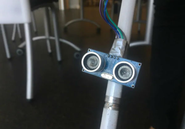 Um sensor ultrassônico emite ondas sonoras para medir a distância de objetos potencialmente perigosos. A bengala vibra para alertar seu usuário. Foto: Nick Boisvert / CBC