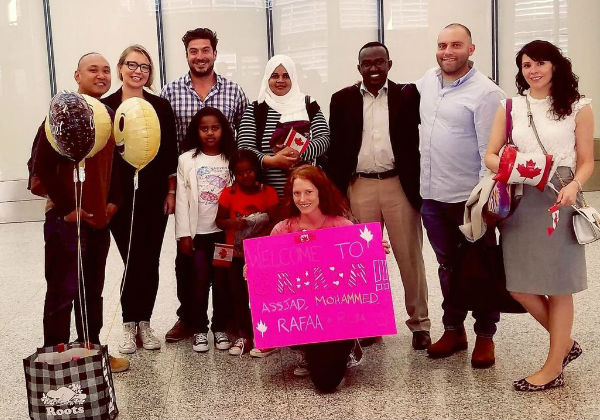 A família de refugiados recebendo boas vindas no Aeroporto Foto: Arquivo Pessoal
