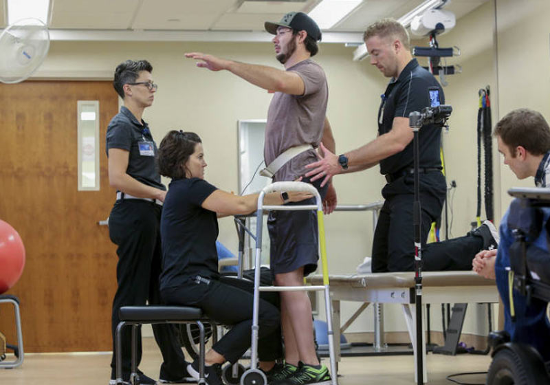 Jered Chinnock em pé na Mayo Clinic - Foto: Teresa Crowford/AP