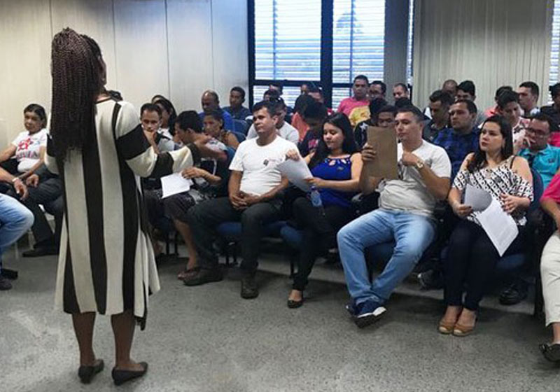 Natalha dando aula aos agressores - Foto: TJDFT/divulgação