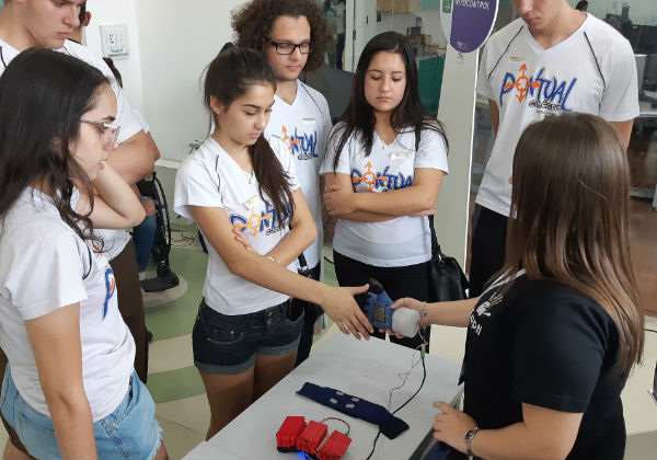 Estudantes apresentaram projeto de prótese em feira tecnológica — Foto: Régis Melo/G1