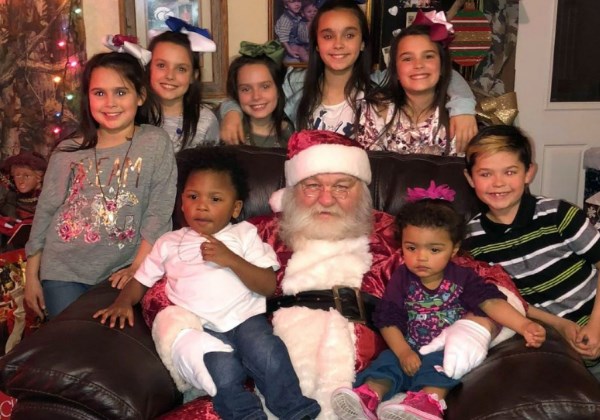 Todos, exceto um dos filhos adotados do Hawthorn, posam com o Papai Noel, pois todos estarão celebrando o Natal como uma família este ano. Foto: Micah Hawthorn
