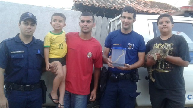 Guarda Municipal, a família, a cobra e a gata - Foto: Alyadine Rodegheri/Arquivo Pessoal