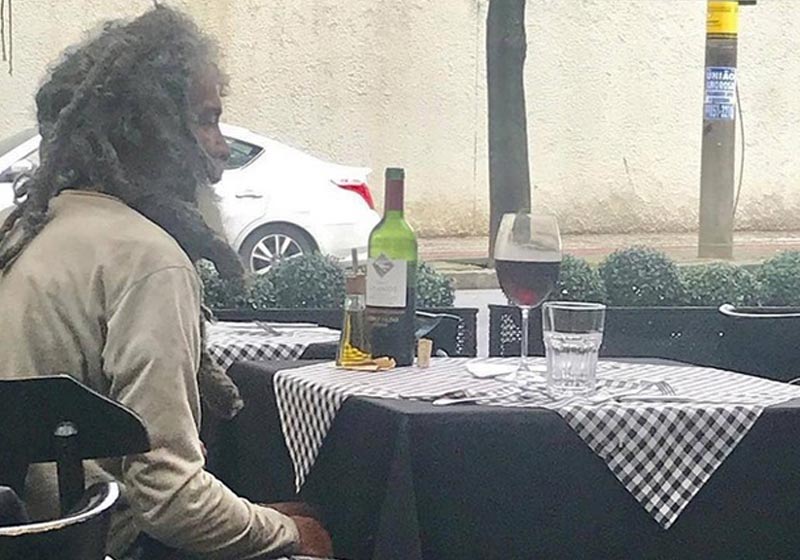 Catador no restaurante Benvindo - Foto: Daniela Zapata/Instagram
