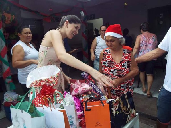 Dona Marlene e seus presentes - Foto: Facebook / Stelita