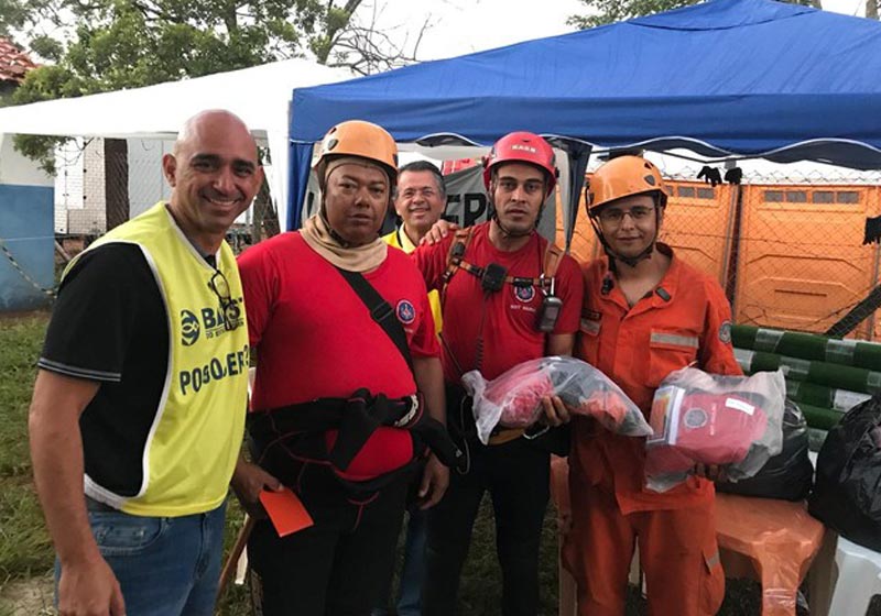 Márcio Santos (esq) com bombeiros - Foto: Foto: Márcio Santos/Arquivo pessoal