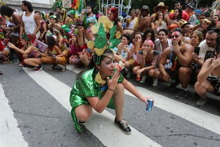 Foliões e músicos se abaixam para ajudar - Foto: Márcia Folleto / Agencia OGlobo