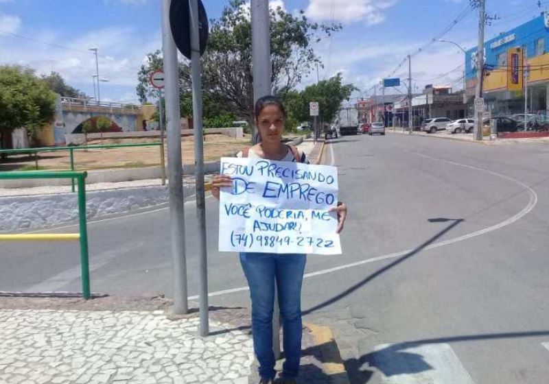 Maryane com o cartaz no semáforo Foto: Arquivo Pessoal