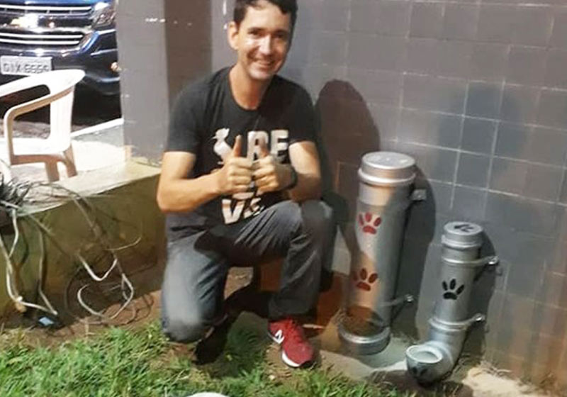 Marcos e o comedouro - Foto: arquivo pessoal