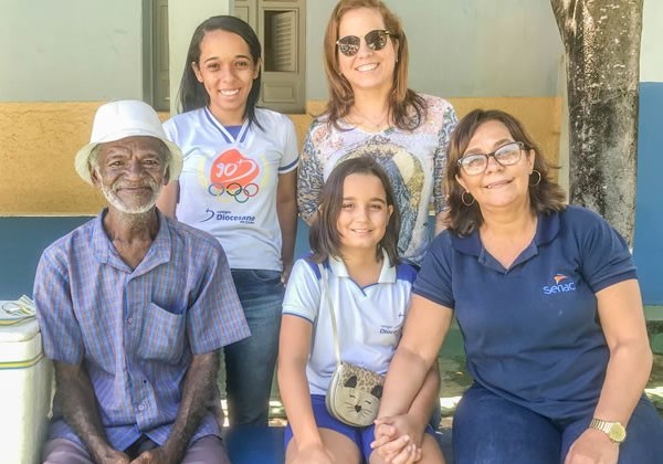 Zezinho, Bárbara, a avó Silvana e a professora Risélia Foto: Agência Miséria