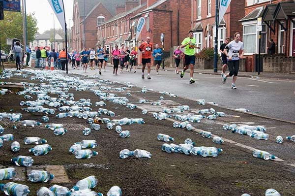 Bolinhas comestíveis com água substituem copos plásticos em maratona 7