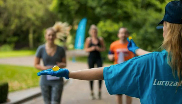 Bolinhas comestíveis com água substituem copos plásticos em maratona 5