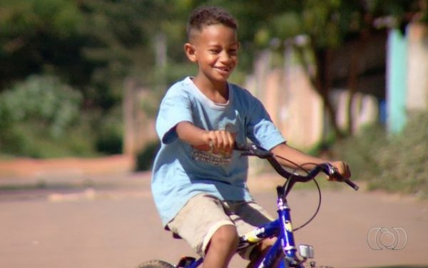 Fabrcio, feliz da vida na bike nova - Foto: reproduo / TV Anhanguera