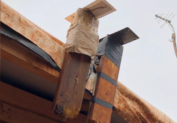 Placas fotovoltaica responsável por carregar baterias e gerar energia em barracos
