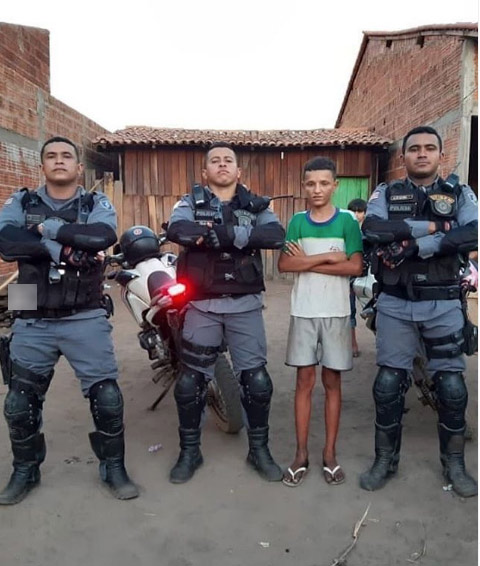 Adão com os policiais - Foto: reprodução /Moral Policial