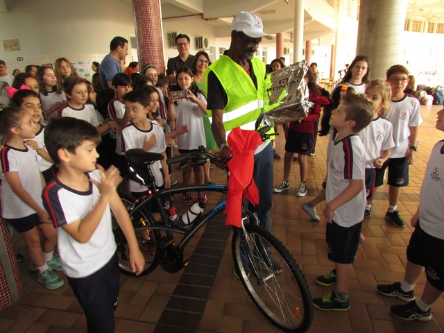 José com a bike nova - Foto: Divulgação/Colégio Salesiano
