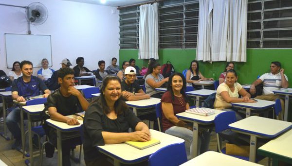 Amigas com os colegas da classe - Foto: Fabiana Assis/G1
