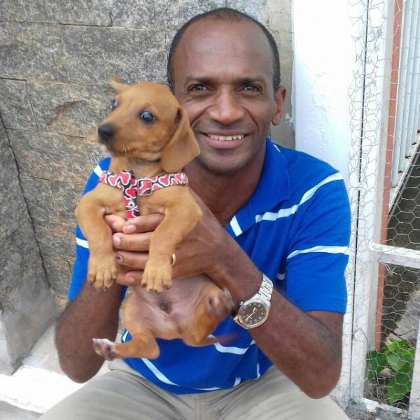 Ubiratan e um cãozinho - Foto: reprodução / Facebook