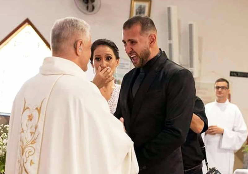 Padre e noivos surdos - Foto: arquivo pessoal