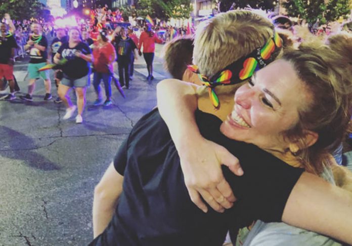 abracos_gay1|abracos_gays3|abracos_gays4 Jen dá abraços grátis Foto: Reprodução Instagram|Foto: Reprodução Instagram|Foto: Reprodução Instagram