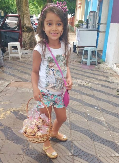 Ana Sofia com os biscoitos - Foto: arquivo pessoal
