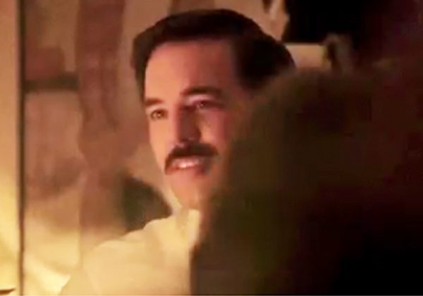 Aaron McCusker como Jim Hutton - Foto: reprodução / Bohemian Rhapsody Move