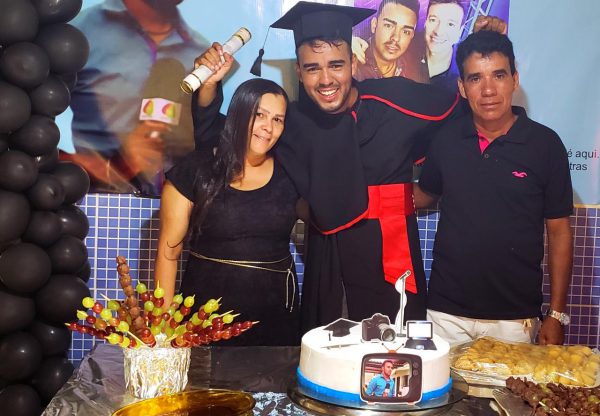 Ronaldo Rocha com os pais - Foto: arquivo pessoal