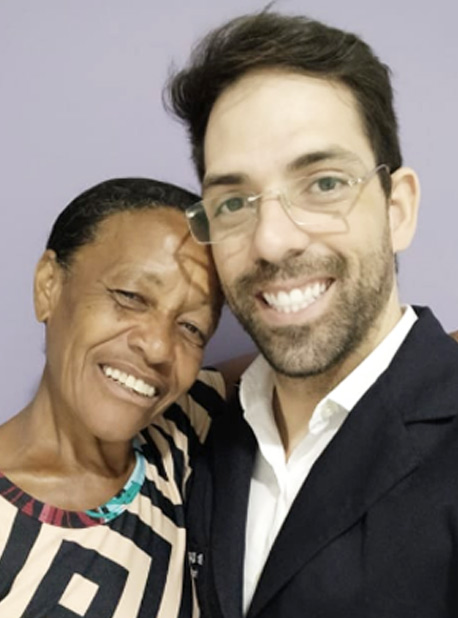 Dona Cris agora, com o dentista - Foto: Ricardo Cayres