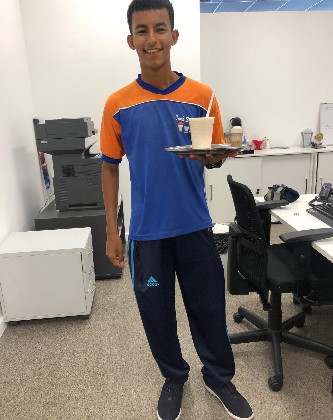 Matheus servindo mungunzá de tênis novo Foto: Arquivo Pessoal
