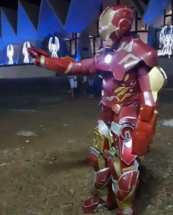 Lucas trabalhando vestido de Homem de Ferro - Foto: reprodução/ redes sociais