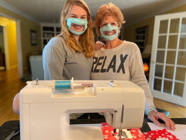 Ashley e a mãe com as máscaras - Foto: reprodução / Facebook