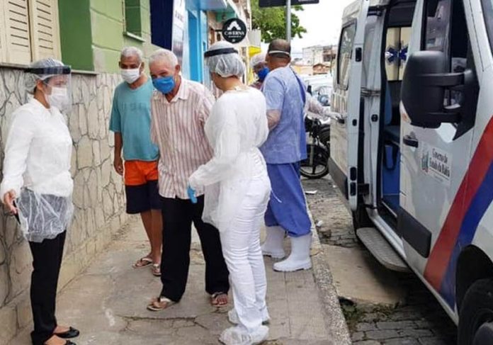idosos-asilo-alta-close Idoso que venceu covid na Bahia - Foto: Prefeitura de Ipiaú / Divulgação