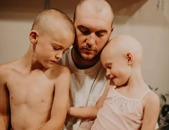 O pai se juntou aos filhos no apoio à caçula Foto: Facebook
