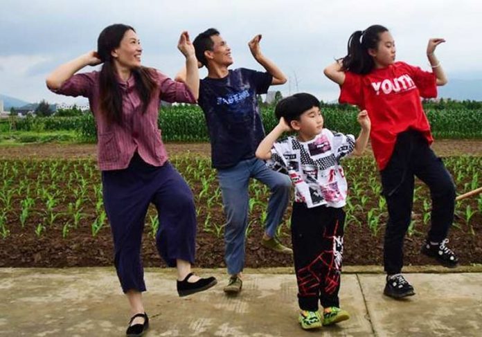 casal-danca-depressao- Família de Fan Deduo dançando - Foto: Xinhua