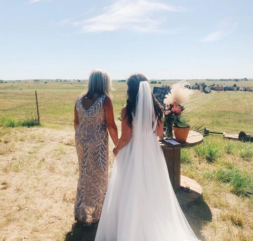 Mãe e filha no casamento - Foto: reprodução / Facebook
