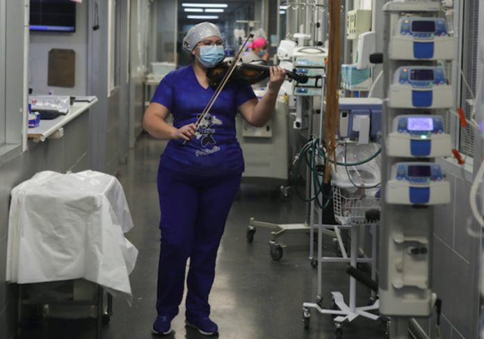 enfermeira_violino Foto: reprodução Reuters